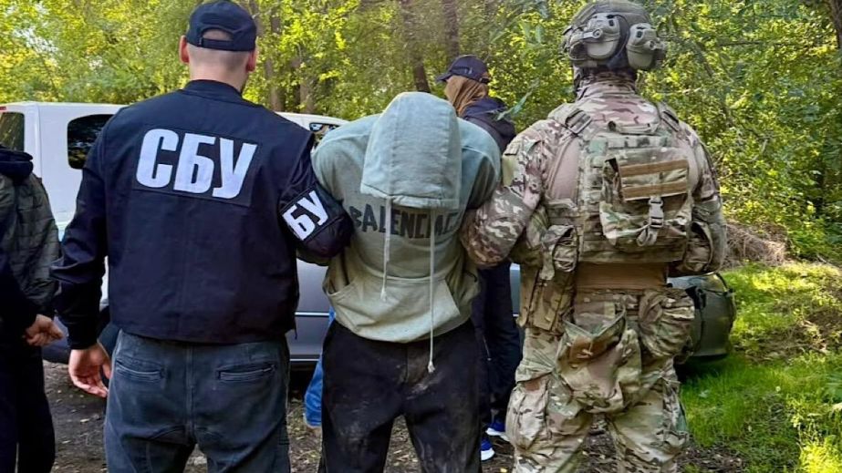 Возив автомати з Київщини у прифронтове місто: у Дніпрі викрили киянина на продажу зброї за 250 тисяч грн (ФОТО, ВІДЕО)