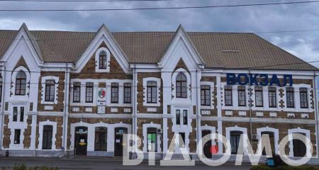 Мерзли под гул "шахедов": в Кривом Роге из-за закрытого вокзала пассажиры трех поездов ночевали под открытым небом (ФОТО)