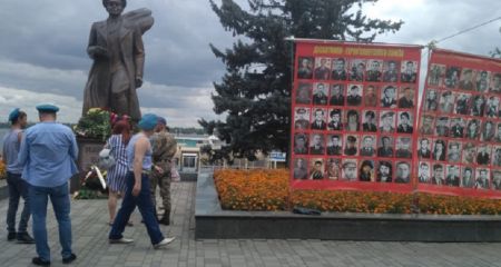 В Днепре прошел митинг с призывом демонтировать памятник Василию Маргелову