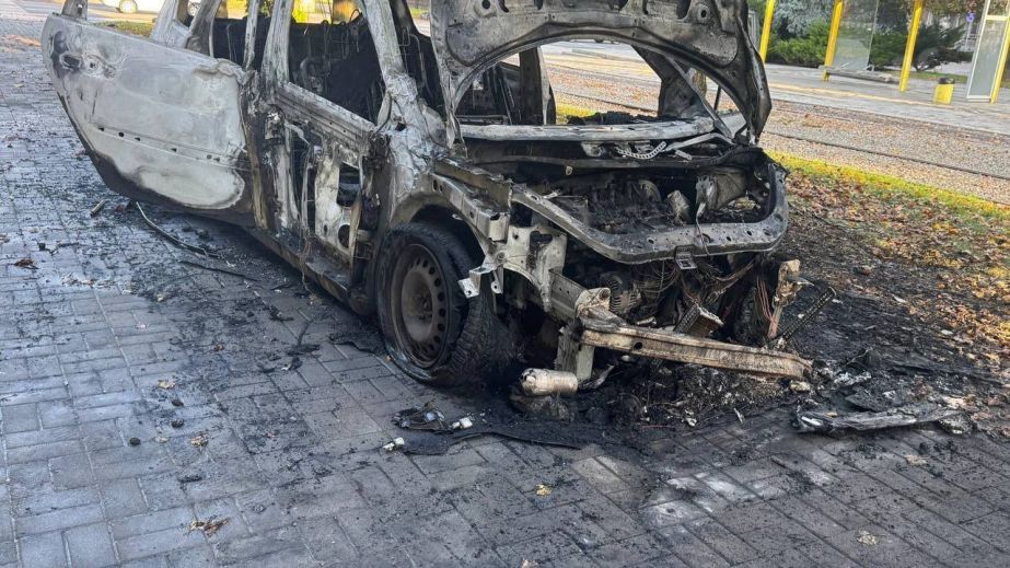 У центрі Дніпра Renault влетів у білборд і спалахнув, уникаючи ДТП: винуватець втік (ВІДЕО)