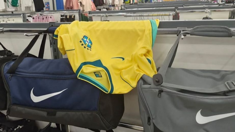 Взув брендові кросівки й пішов геть: у Дніпрі двічі обікрав магазин спортивного взуття (ФОТО)