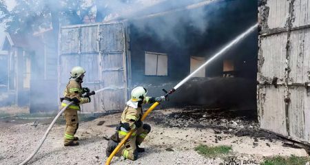 Горіла автівка всередині гаражу: на Дніпропетровщині сталася сильна пожежа