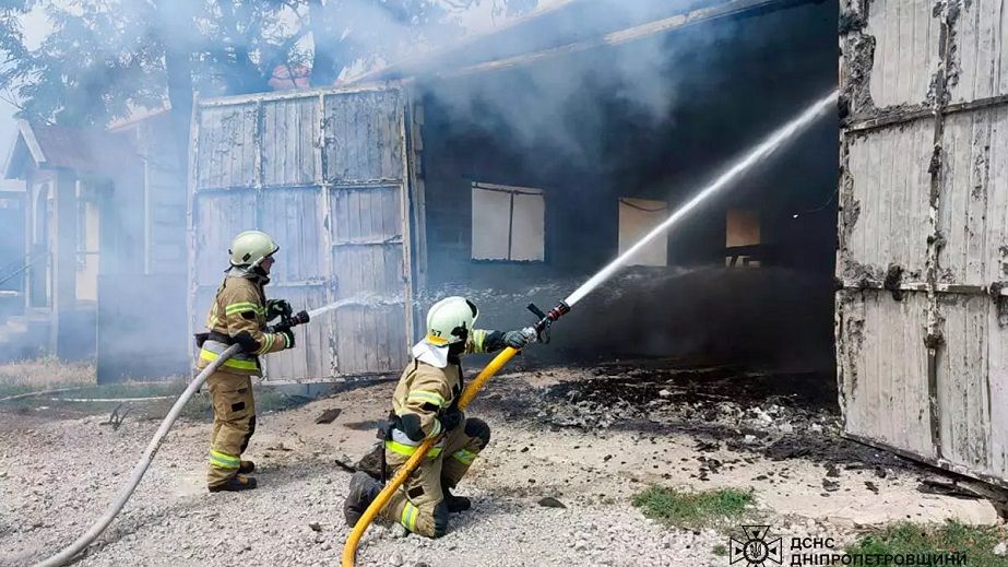 Горіла автівка всередині гаражу: на Дніпропетровщині сталася сильна пожежа