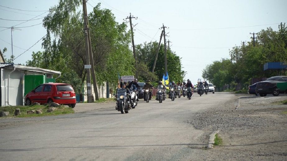 Рідні військовополонених з Маріупольського гарнізону влаштували мотоавтопробіг на Дніпропетровщині (ВІДЕО)