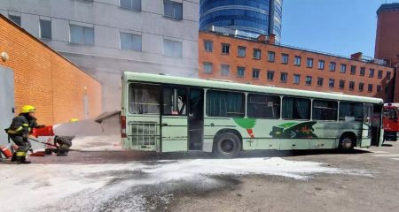 Жару не выдерживает даже транспорт: в Днепре горел пассажирский автобус