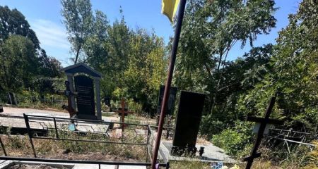 Невідомі вандали руйнують могили українських героїв у Дніпрі (ФОТО)