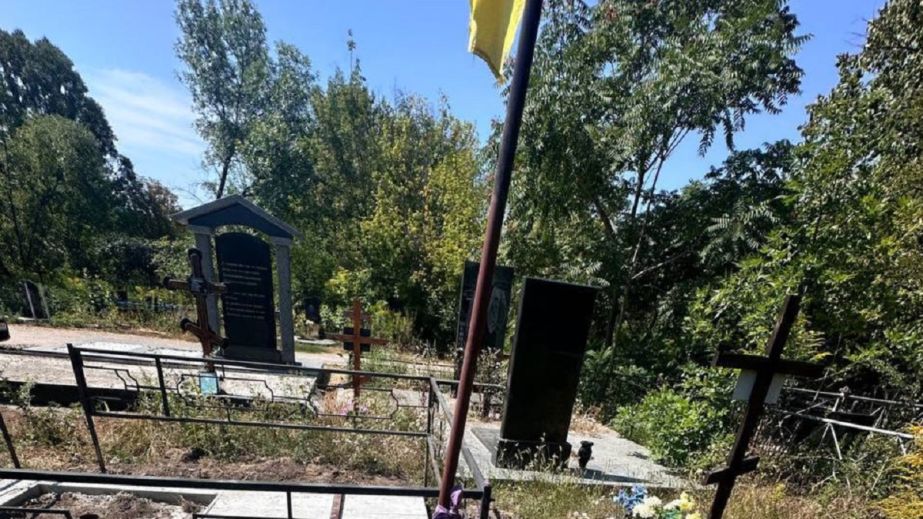 Неизвестные вандалы разрушают могилы украинских героев в Днепре (ФОТО)