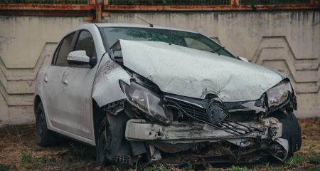 На Набережній Заводській у Дніпрі Renault влетів у бетонний паркан