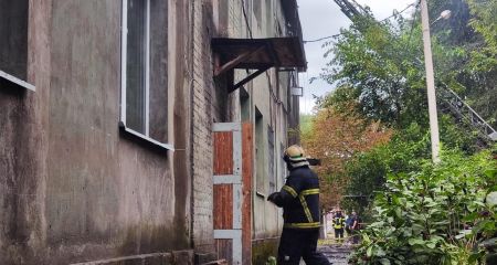 У Кам'янському вогнеборці під час пожежі врятували жінку