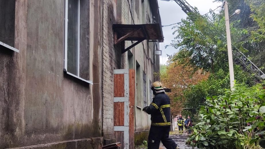 В Каменском огнеборцы во время пожара спасли женщину