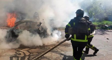 Спасатели показали, как в Никополе вражеский дрон попал в автомобиль