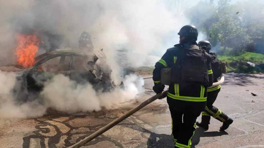 Рятувальники показали, як у Нікополі ворожий дрон поцілив в автомобіль