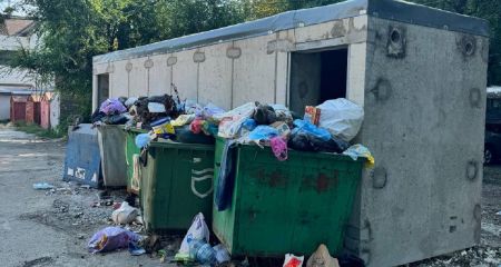 Хода в укрытие нет: в Днепре завалили мусором вход в убежище