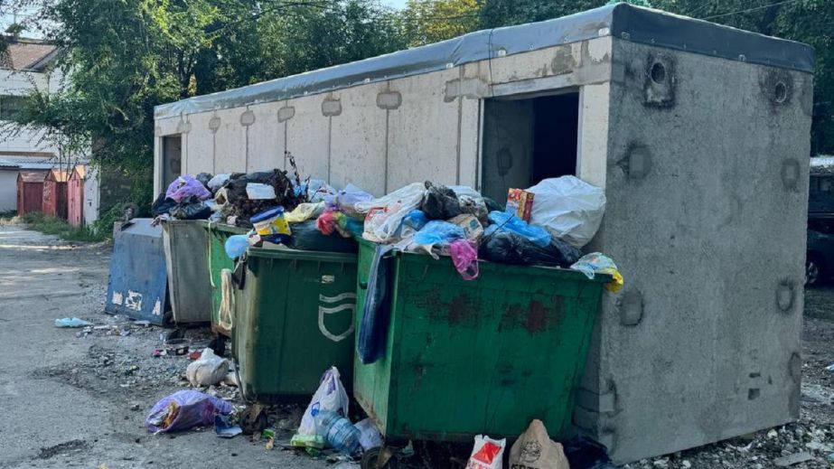 Хода в укрытие нет: в Днепре завалили мусором вход в убежище