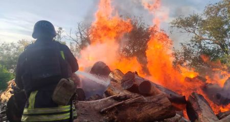 У Нікополі через російський обстріл палав житловий будинок та комунальне підприємство (ФОТО)