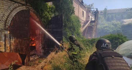 В Никополе в результате обстрела вспыхнул пожар в доме