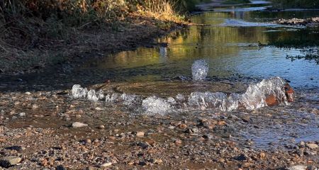 В Днепре из-за бьющей из люка воды вокруг образовались озера (ФОТО)