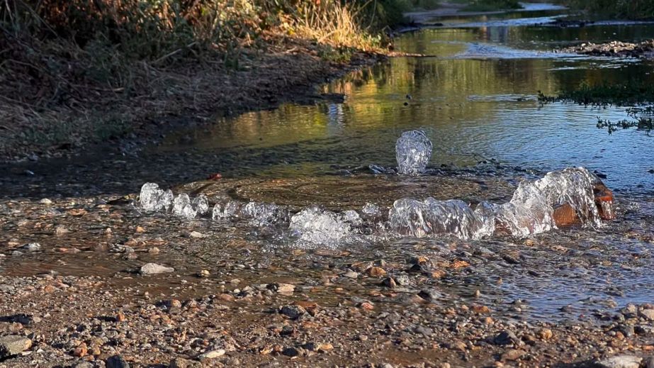 У Дніпрі через воду, яка б’є з люка, навкруги утворилися озера (ФОТО)