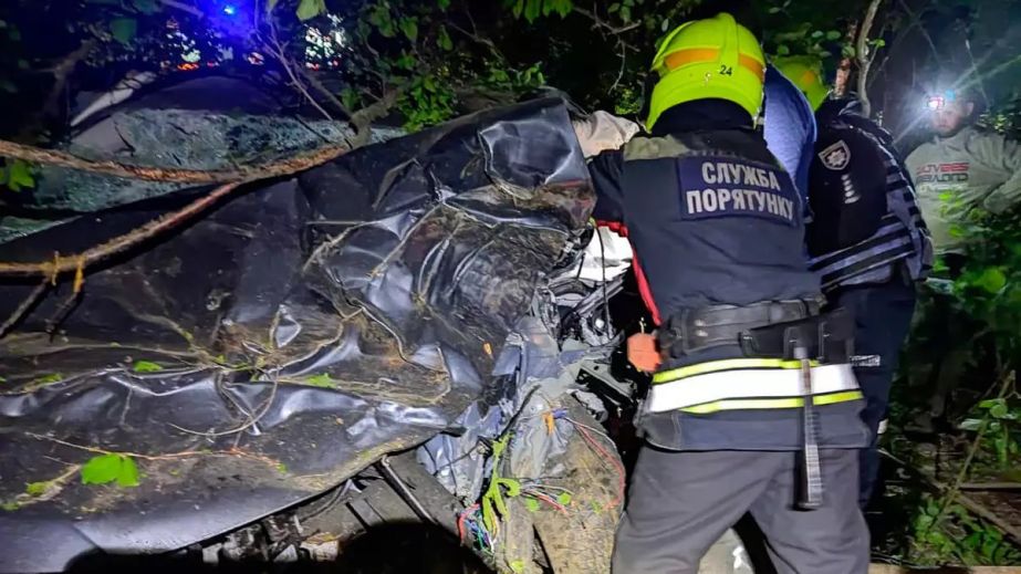 После ДТП в Днепровском районе мужчину вырезали из машины