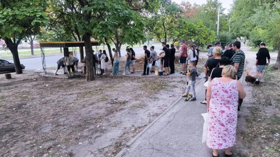 На лівому березі Дніпра виникли великі черги на вулиці за водою: що відомо (ВІДЕО)