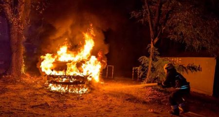 Вночі у Дніпрі вщент згоріла чергова автівка