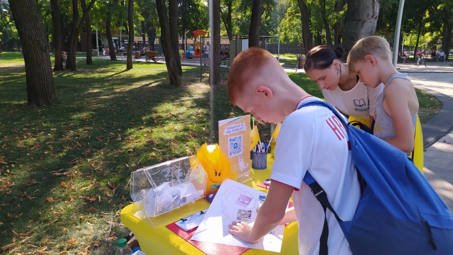 У Дніпрі на День Незалежності діти малювали мапу бажань і ласували пуншем (ФОТО)