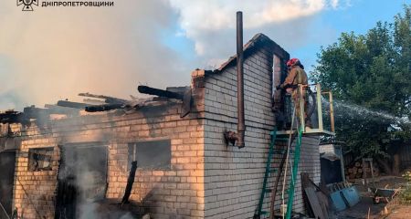 Огнем охватило дом и гараж: На Днепропетровщине произошел масштабный пожар