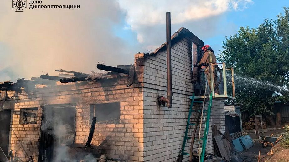 Вогнем охопило будинок і гараж: На Дніпропетровщині сталася масштабна пожежа