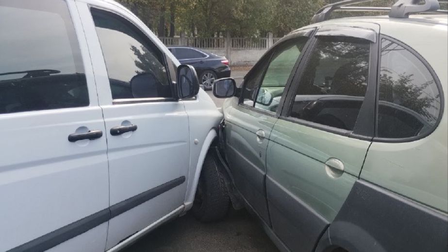 Одразу три адміністративні правопорушення отримав водій, який спричинив ДТП у Дніпрі