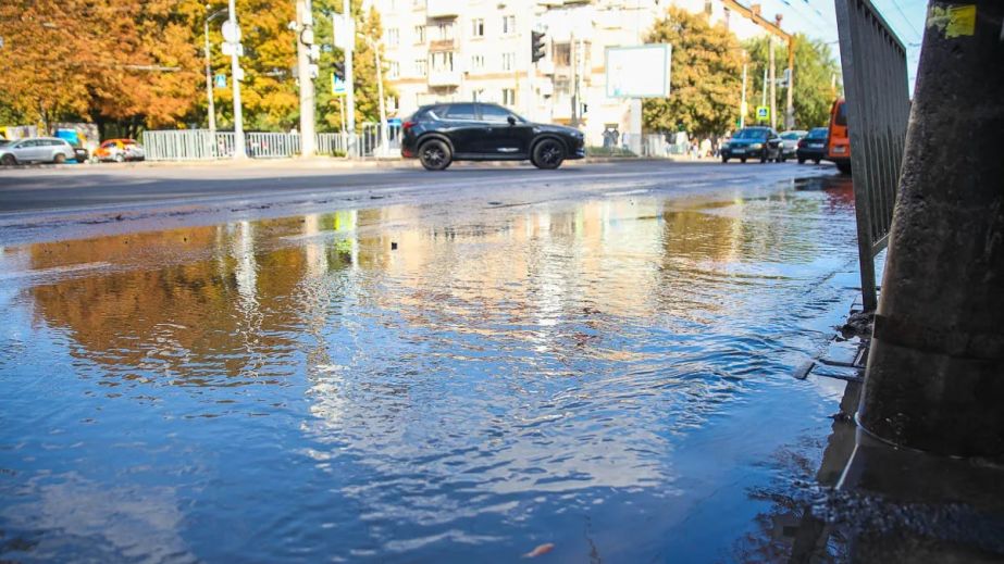 У Дніпрі на Незалежності утворився вселенський потоп (ФОТО)