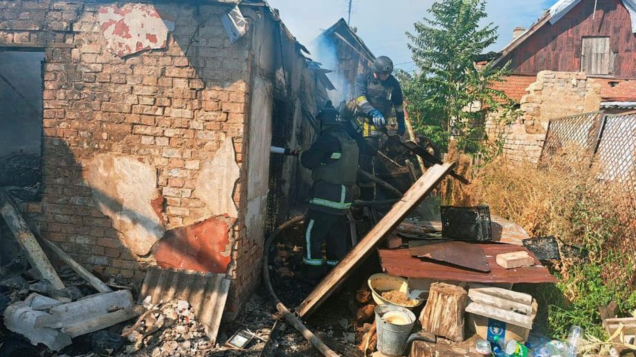 У Нікополі внаслідок влучання дрону загорівся будинок