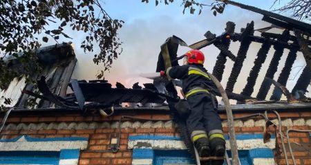 На Нікопольщині вогонь охопив дах будинку (ФОТО)