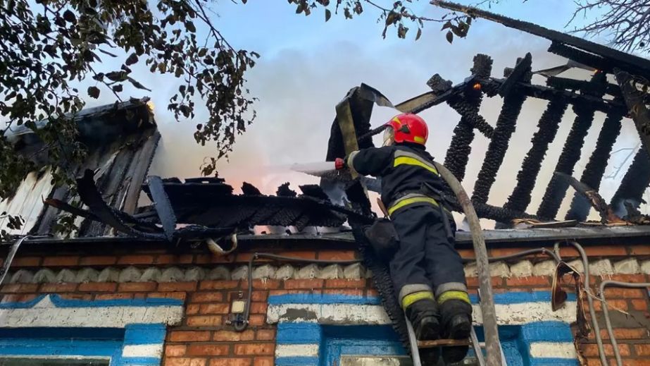 На Нікопольщині вогонь охопив дах будинку (ФОТО)