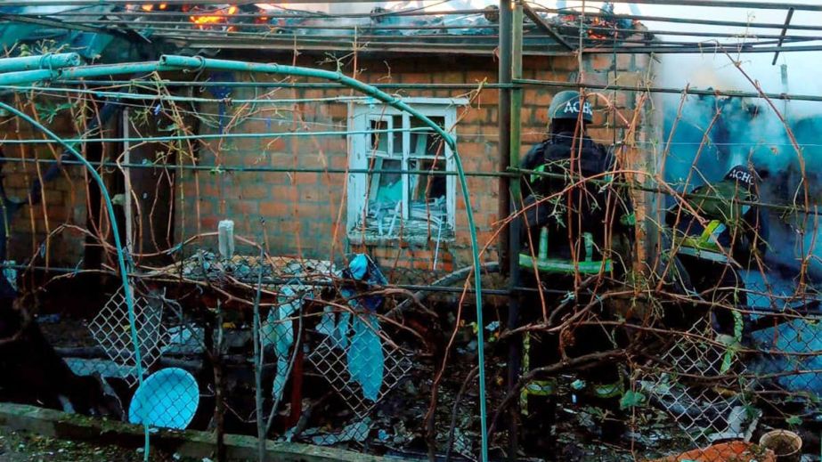 У Нікополі внаслідок ворожого удару загорівся будинок