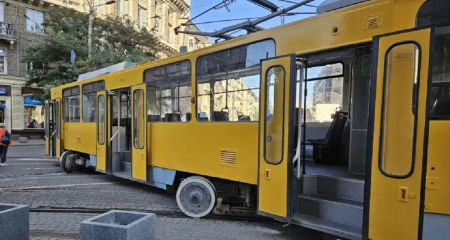 Очередной трамвай сошел с рельс в центре Днепра: движение парализовано (ВИДЕО)