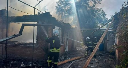 У Марганці внаслідок ворожого обстрілу згорів житловий будинок (ФОТО)