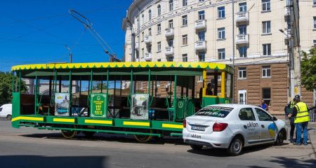 Ретро-трамвай в Днепре протаранил автомобиль