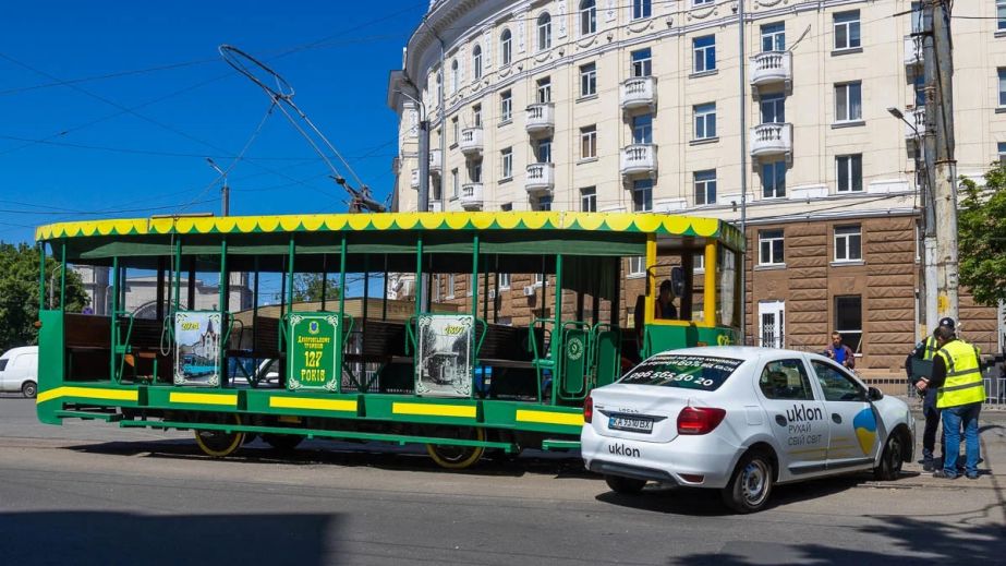 Ретро-трамвай в Днепре протаранил автомобиль