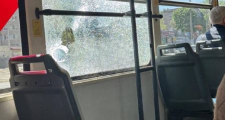 Невідомі хулігани у Дніпрі розбили вікно трамвая під час руху