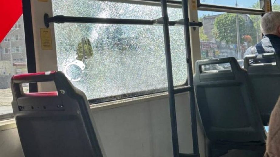 Неизвестные хулиганы в Днепре разбили окно трамвая во время движения