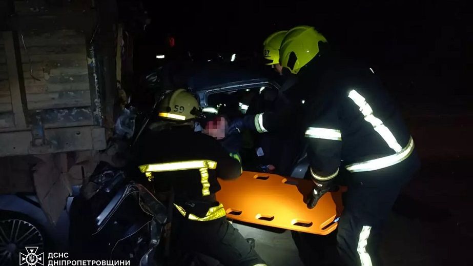 Под Днепром на трассе погибшего водителя вырезали из автомобиля (ФОТО)