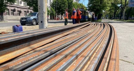 В Днепре ремонтируют трамвайный переезд на пересечении проспекта Яворницкого и площади Вокзальной