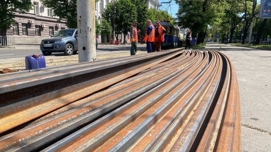 В Днепре ремонтируют трамвайный переезд на пересечении проспекта Яворницкого и площади Вокзальной