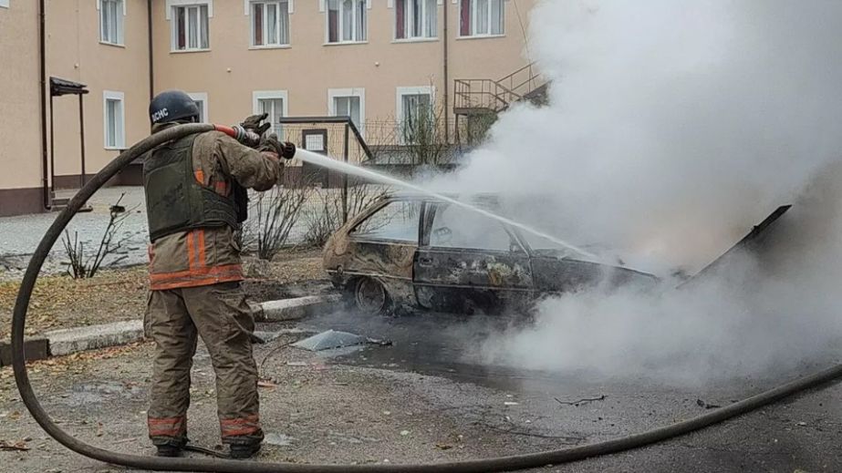 У Нікополі внаслідок удару БпЛА вщент згорів автомобіль (ФОТО)