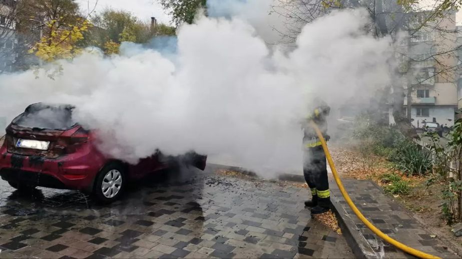 У середмісті Дніпра згорів черговий легковик