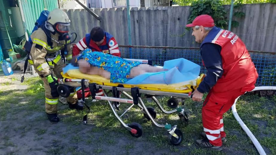 Во время тушения огня в Синельниковском районе пожарные спасли женщину