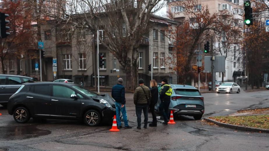 У Дніпрі на Гоголя зіштовхнулися дві автівки: рух ускладнено (ФОТО)