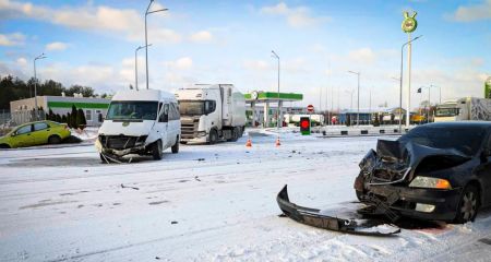 На выезде из Днепра произошло тройное ДТП с участием грузовика (ФОТО)