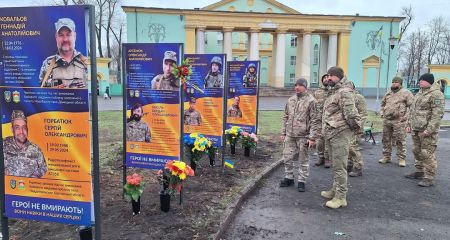 В Кривом Роге установили мемориальные стенды с фотографиями погибших Героев (ФОТО)