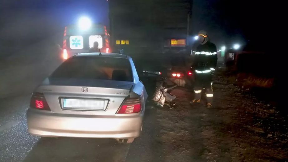 Влетів у вантажівку: у Дніпрі рятувальники вирізали водія з понівеченої автівки (ФОТО)